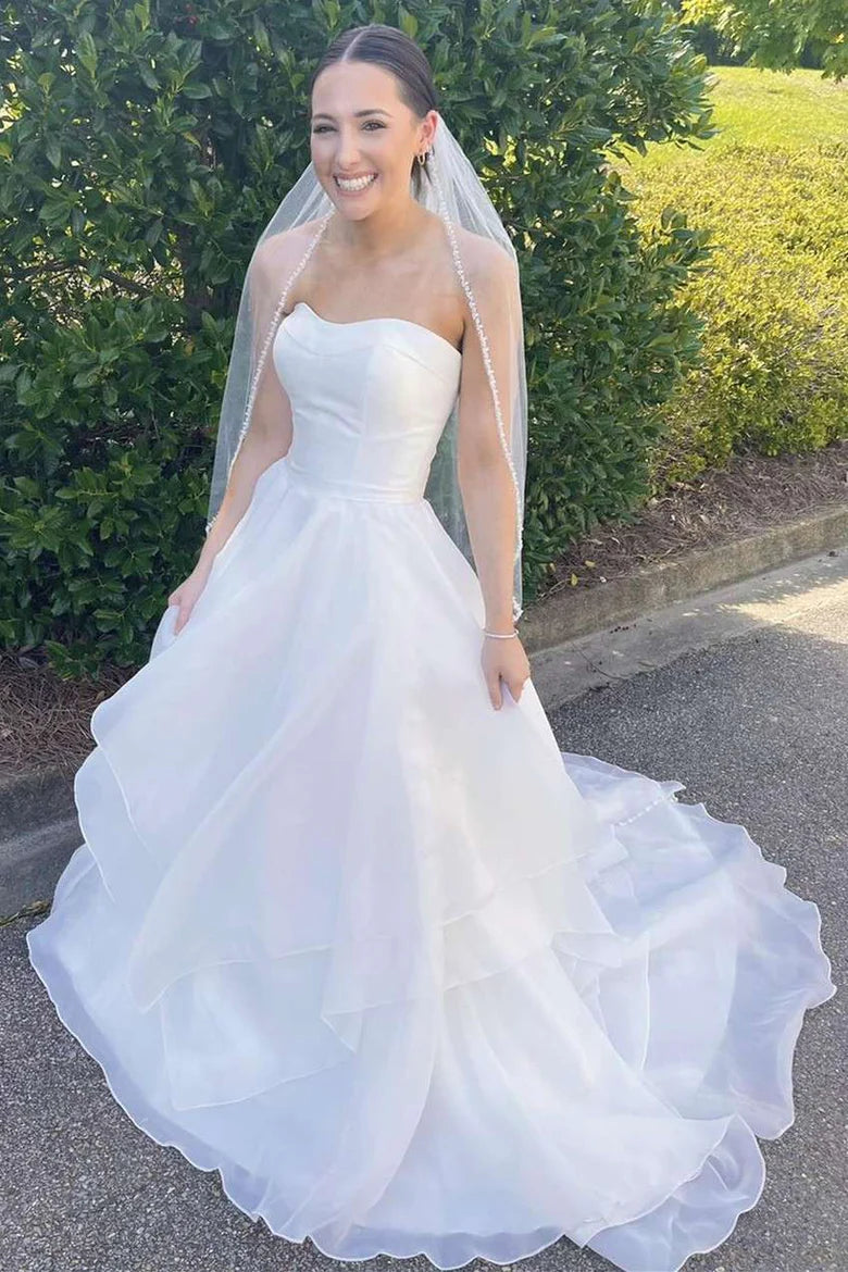 Vestido de novia largo de varios niveles, sin tirantes y corte A con cola